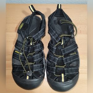 Invicta men's black sandals size 8.5